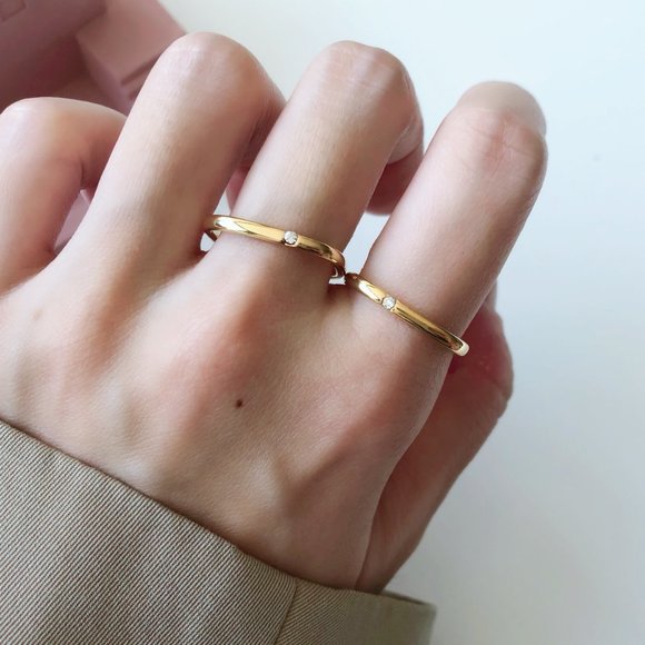 Size 7 Minimalist Gold Square Ring - Picture 5 of 5
